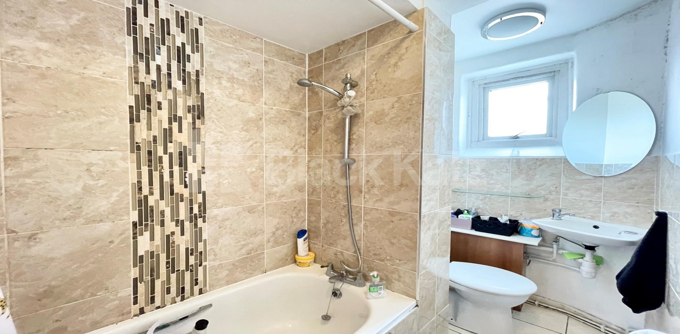 			UNDER OFFER , 2 Bedroom, 1 bath, 1 reception Apartment			 Waleran Flats Old Kent Road, Borough/London Bridge